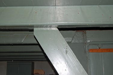 <p>Aansluiting van de zoldertrap op de zolderbalklaag. Aan de kepen in de balken in het trapgat is te zien dat de oorspronkelijke trap een stuk steiler was en dat de trap later twee maal verplaatst (en gedraaid) is.</p>
